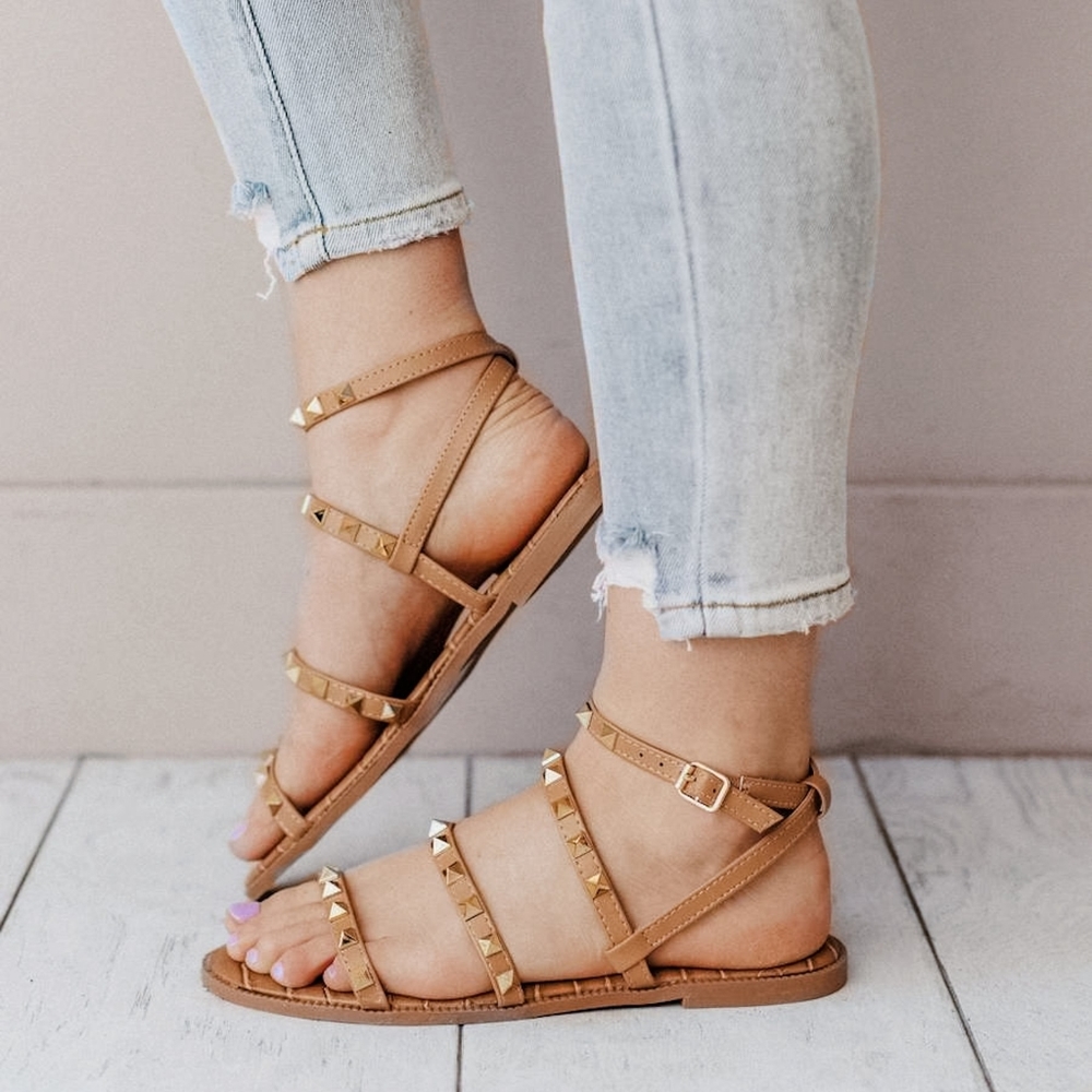 Qupid STUDDED STRAPPY SANDALS TOFFEE